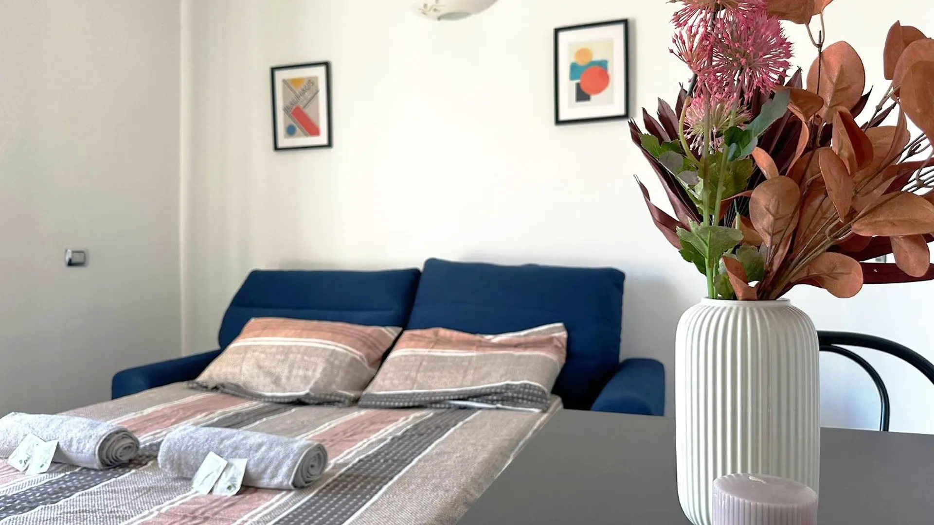 Red House - Beautiful Apartment - Metro M1 Milan Italy