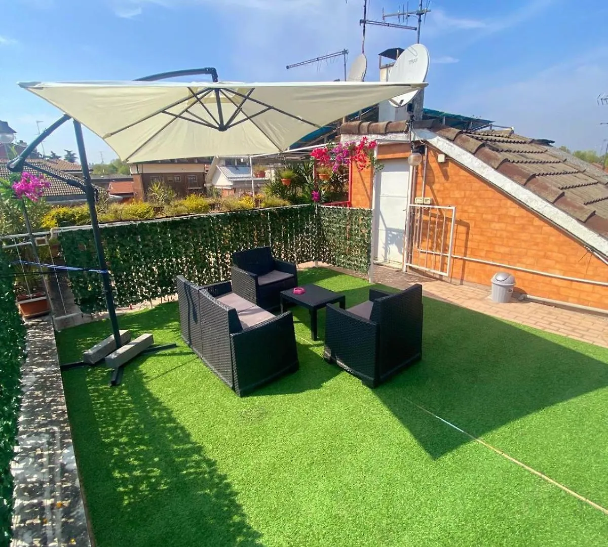 Red House - Beautiful Apartment - Metro M1 Milan Italy